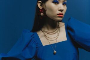 Layered necklace. Styling fall jewelry trends
