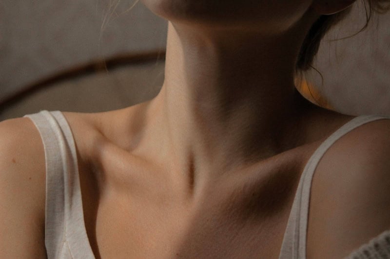 A woman's neck and shoulders, thyroid