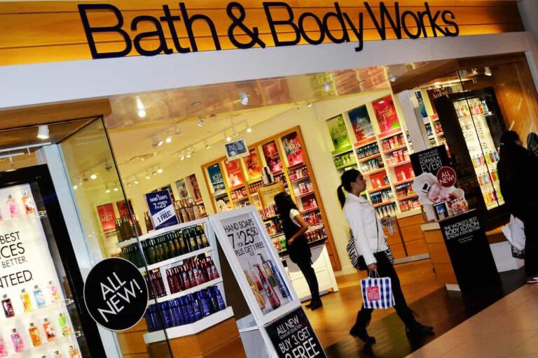 Bath & Body Works storefront.