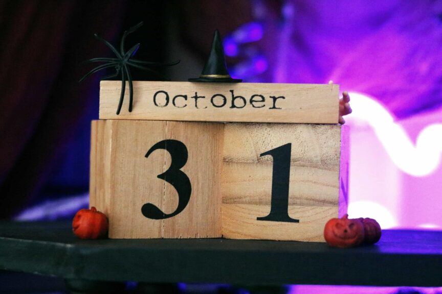Halloween-themed wooden calendar showing October 31 with festive decorations. Halloween advent calendar