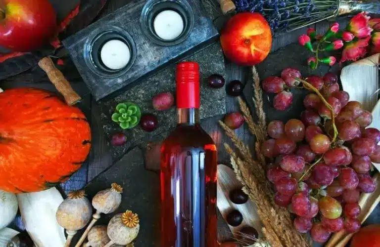 Beautiful ways to show up as the ultimate Thanksgiving guest.