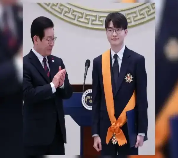 Faker Awarded the Cheongnyong Medal