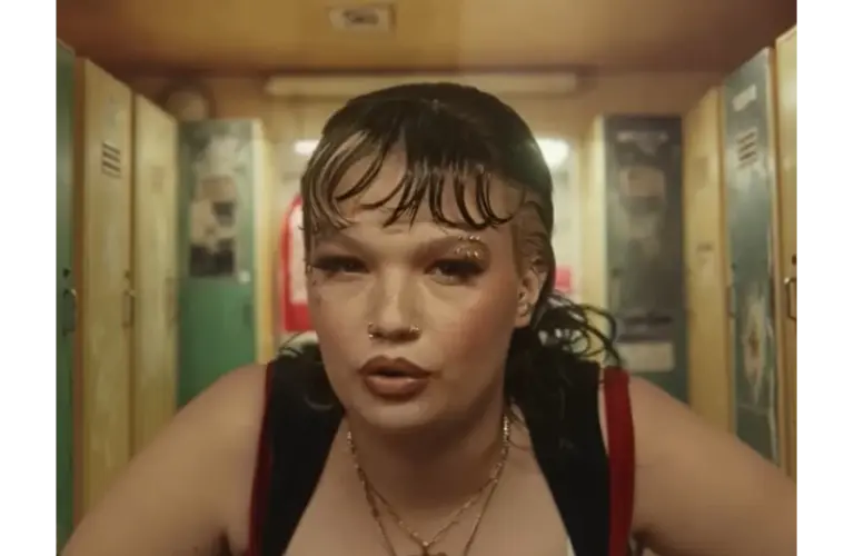 Lola Young screenshot from her "One Thing" video