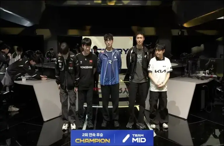 Image of Team Mid Bowing after winning the LCK Season Opening