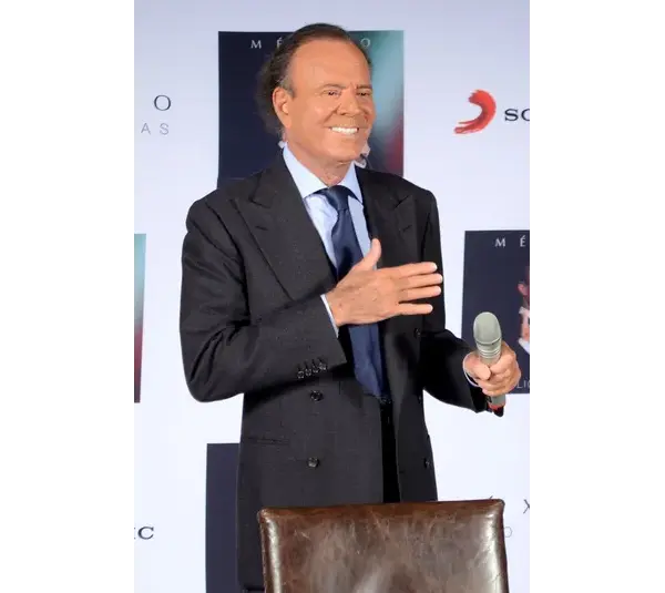 Disney is working on the production of a biopic about Julio Iglesias, according to the son of the great Mexican composer José Alfredo Jiménez, who is on the waiting list. Disney is working on the production of a biopic about Julio Iglesias, according to the son of the great Mexican composer José Alfredo Jiménez, who is on the waiting list.