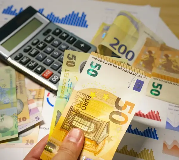 Phot of things used to make a yearly budget