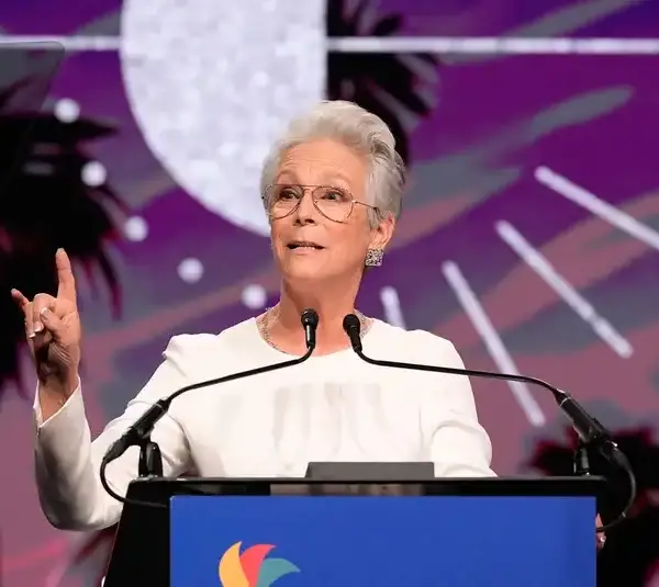 Jamie Lee Curtis presents Nicole Kidman with the International Star Award at the Palm Springs International Film Awards in Palm Springs, Calif.© Taya Gray/The Desert Sun / USA TODAY NETWORK via Imagn Images