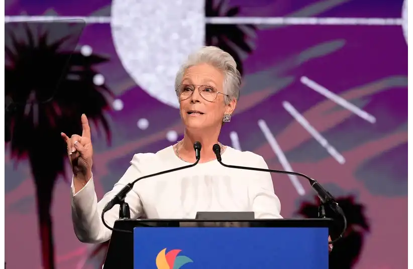 Jamie Lee Curtis presents Nicole Kidman with the International Star Award at the Palm Springs International Film Awards in Palm Springs, Calif.© Taya Gray/The Desert Sun / USA TODAY NETWORK via Imagn Images