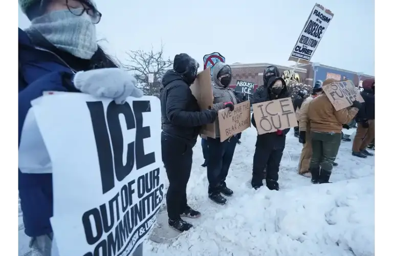 People gather to protest against ICE along W. Market Street in Highland Square in Akron on Jan. 27, 2026. The protest was in reaction to the Jan. 24 death of Alex Pretti, the Minnesota man who was shot by ICE agents. © Mike Cardew / USA TODAY NETWORK via Imagn Images