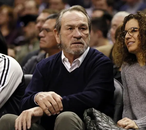 Dec 25, 2013; San Antonio, TX, USA; Tommy Lee Jones (left) and his wife Dawn Laurel-Jones (right) in attendance during the first half against the Houston Rockets at AT&T Center. Mandatory Credit: Soobum Im-Imagn Images