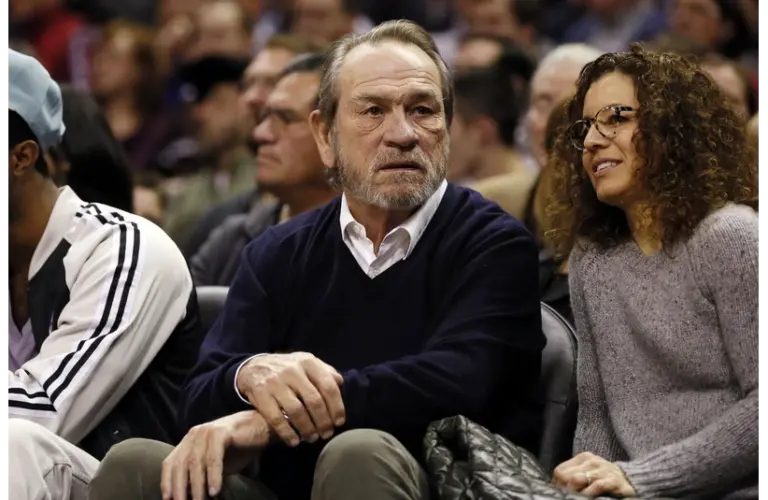 Dec 25, 2013; San Antonio, TX, USA; Tommy Lee Jones (left) and his wife Dawn Laurel-Jones (right) in attendance during the first half against the Houston Rockets at AT&T Center. Mandatory Credit: Soobum Im-Imagn Images