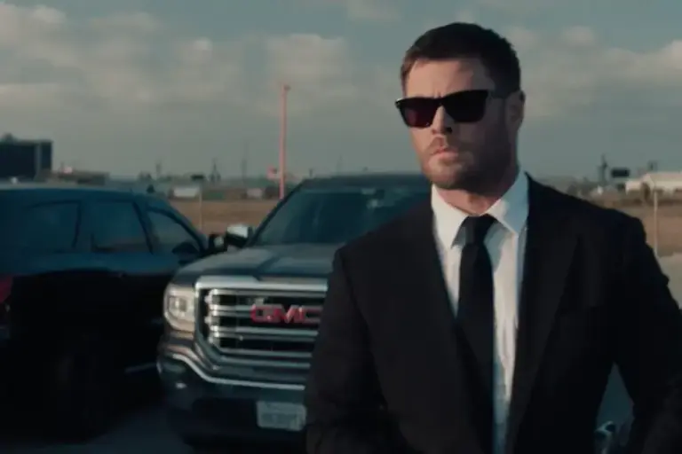 Chris Hemsworth continues to be well-reviewed, Crime 101