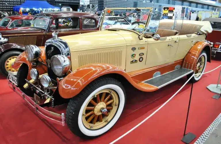 Image of yellow 1926 Chrysler Six B70 at V Retro Auto&Moto Galicia.