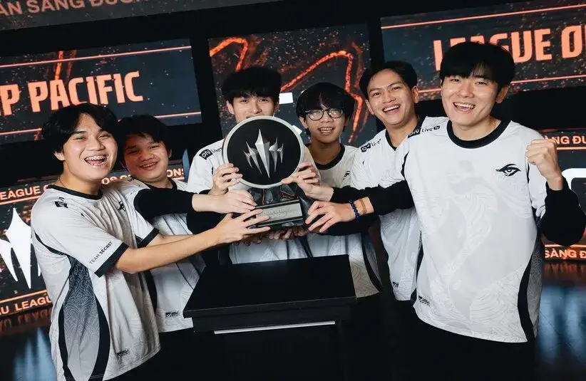 TSW lifting the LCP Split 1 Trophy to qualify for First Stand