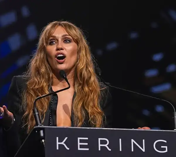 Singer and songwriter Miley Cyrus gives a speech after receiving the outstanding artistic achievement award for her song, “Dream As One” for “Avatar: Fire & Ash” during the Palm Springs International Film Awards in Palm Springs, Calif., Saturday, Jan. 3, 2026.© Andy Abeyta/The Desert Sun / USA TODAY NETWORK via Imagn Images