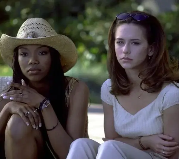 Screenshot of Brandy (left) and Jennifer Love Hewitt (right) in the movie "I Still Know What You Did Last Summer"
