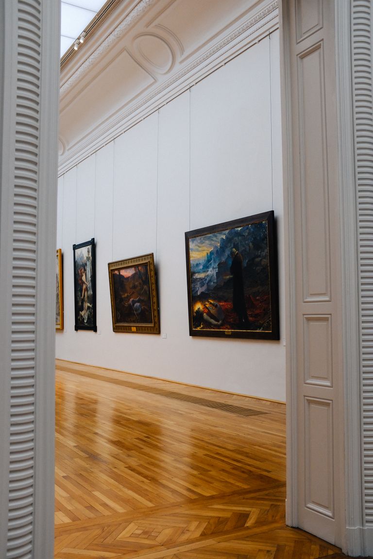Art gallery interior, an illustrative setting for the Manet chalk study report